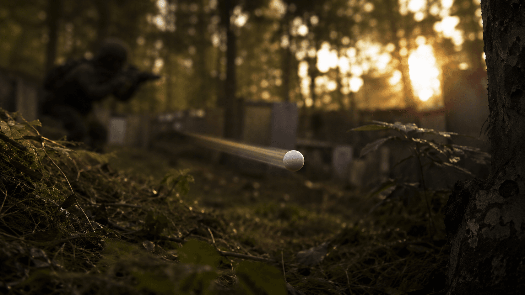 Un singolo BB softair bianco da 6 mm fermato a mezz'aria con una scia di movimento dietro, in volo radente su un campo softair nel bosco nella foschia al tramonto, un giocatore sfocato con una replica sullo sfondo